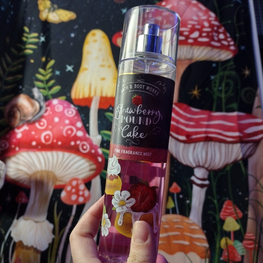 Bath & Body Works strawberry Pound Cake